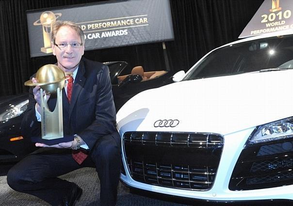 Johan de Nysschen, Executive Vice President Audi of America, mit der Trophäe. Foto: unitedpictures/auto-reporter.net